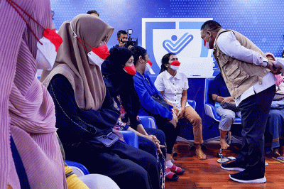 Kepala BP2MI Benny Ramdhani saat berbincang dengan pekerja migran Indonesia yang akan dipulangkan ke beberapa daerah di Indonesia di Jakarta.