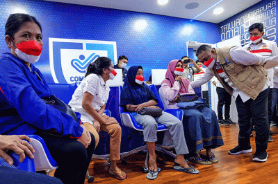Kepala BP2MI Benny Ramdhani saat berbincang dengan pekerja migran Indonesia yang akan dipulangkan ke beberapa daerah di Indonesia di Jakarta.