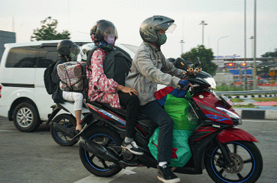 Pemudik menggunakan sepeda motor melintas di Jalan M Hasibuan, Bekasi, Jawa Barat, Selasa (18/4/2023).
