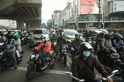 Pemudik menggunakan sepeda motor melintas di Jalan M Hasibuan, Bekasi, Jawa Barat, Selasa (18/4/2023).