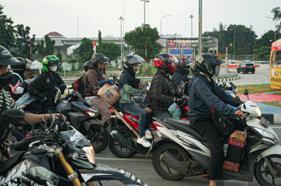 Pemudik menggunakan sepeda motor melintas di Jalan M Hasibuan, Bekasi, Jawa Barat, Selasa (18/4/2023).