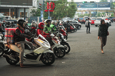Pemudik menggunakan sepeda motor melintas di Jalan M Hasibuan, Bekasi, Jawa Barat, Selasa (18/4/2023).