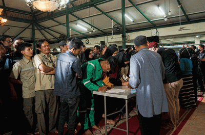 Ketua MNC Peduli Syafril Nasution saat menyerahkan bantuan kepada perwakilan pekerja di kawasan Masjid Raudhatul Jannah Kebon Jeruk, Jakarta.