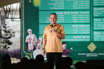 Ketua MNC Peduli Syafril Nasution saat menyerahkan bantuan kepada perwakilan pekerja di kawasan Masjid Raudhatul Jannah Kebon Jeruk, Jakarta.