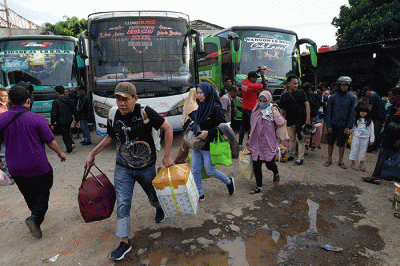 Sejumlah calon penumpang bersiap naik bus di Terminal Bus Pondok Pinang, Jakarta, Senin (17/4/2023).