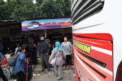 Sejumlah calon penumpang bersiap naik bus di Terminal Bus Pondok Pinang, Jakarta, Senin (17/4/2023).