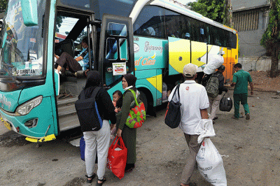 Sejumlah calon penumpang bersiap naik bus di Terminal Bus Pondok Pinang, Jakarta, Senin (17/4/2023).