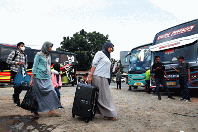 Sejumlah calon penumpang bersiap naik bus di Terminal Bus Pondok Pinang, Jakarta, Senin (17/4/2023).