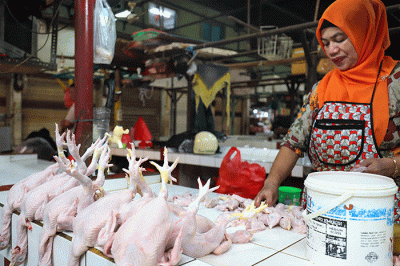 Pedagang ayam potong saat menunggu pembeli di pasar tradisional di kawasan Jakarta Selatan, Senin (17/4/2023).