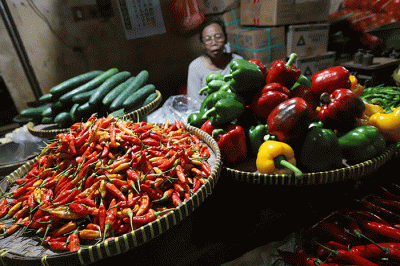 Pedagang saat melayani pembeli di pasar tradisional di kawasan Jakarta Selatan, Senin (17/4/2023).