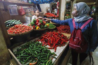 Pedagang saat melayani pembeli di pasar tradisional di kawasan Jakarta Selatan, Senin (17/4/2023).