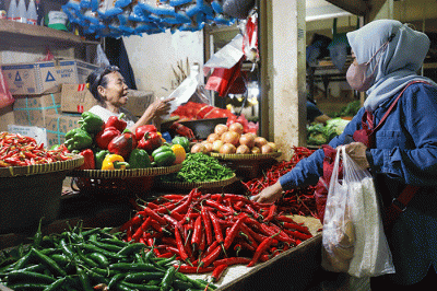 Pedagang saat melayani pembeli di pasar tradisional di kawasan Jakarta Selatan, Senin (17/4/2023).