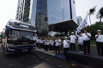Direktur Utama BSI Hery Gunardi melepas peserta Mudik Bareng BSI di Jakarta, Selasa (18/4/2023).