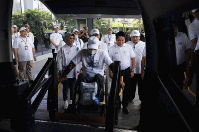 Direktur Utama BSI Hery Gunardi melepas peserta Mudik Bareng BSI di Jakarta, Selasa (18/4/2023).