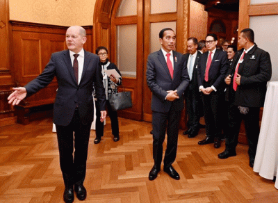 Presiden Joko Widodo diterima oleh Kanselir Jerman Olaf Scholz di Guesthouse Lower Saxony, Hannover, Jerman, Minggu (16/4/2023).