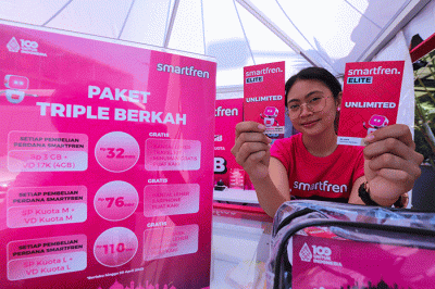 Pemudik menikmati fasilitas yang disediakan di Pos Mudik Smartfren di Stasiun Pasar Senen, Jakarta Pusat, Selasa (18/4/2023).