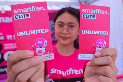 Pemudik menikmati fasilitas yang disediakan di Pos Mudik Smartfren di Stasiun Pasar Senen, Jakarta Pusat, Selasa (18/4/2023).