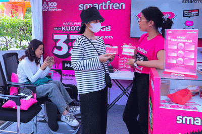 Pemudik menikmati fasilitas yang disediakan di Pos Mudik Smartfren di Stasiun Pasar Senen, Jakarta Pusat, Selasa (18/4/2023).