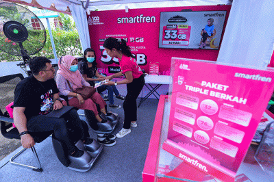 Pemudik menikmati fasilitas yang disediakan di Pos Mudik Smartfren di Stasiun Pasar Senen, Jakarta Pusat, Selasa (18/4/2023).