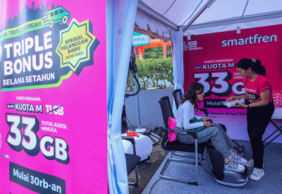 Pemudik menikmati fasilitas yang disediakan di Pos Mudik Smartfren di Stasiun Pasar Senen, Jakarta Pusat, Selasa (18/4/2023).