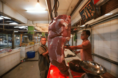 Pedagang daging sapi melayani pembeli di pasar tradisional di kawasan Jakarta Selatan, Senin (17/4/2023).