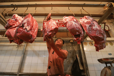Pedagang daging sapi melayani pembeli di pasar tradisional di kawasan Jakarta Selatan, Senin (17/4/2023).