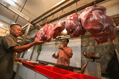 Pedagang daging sapi melayani pembeli di pasar tradisional di kawasan Jakarta Selatan, Senin (17/4/2023).