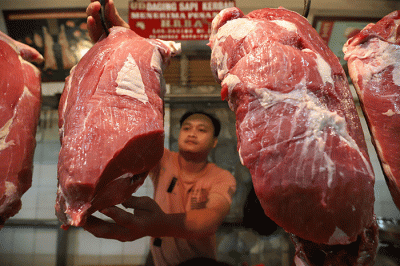 Pedagang daging sapi melayani pembeli di pasar tradisional di kawasan Jakarta Selatan, Senin (17/4/2023).