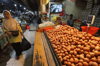 Pedagang saat menunggu pembeli di pasar tradisional di kawasan Jakarta Selatan, Senin (17/4/2023).