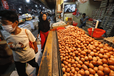 Pedagang saat menunggu pembeli di pasar tradisional di kawasan Jakarta Selatan, Senin (17/4/2023).
