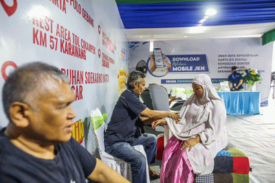 Warga memeriksa kesehatan di Posko Mudik BPJS Kesehatan di Pelabuhan Soekarno Hatta, Makassar, Selasa (18/4/2023).