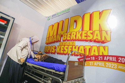 Warga memeriksa kesehatan di Posko Mudik BPJS Kesehatan di Pelabuhan Soekarno Hatta, Makassar, Selasa (18/4/2023).