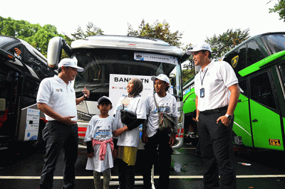 Direktur Utama Bank BTN Nixon LP Napitupulu didampingi Corporate Secretary Bank BTN Ramon Armando berbincang dengan pemudik.