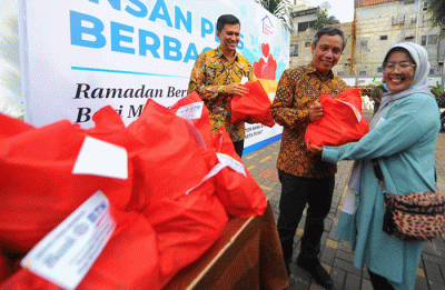 Direktur Utama Bank BTN Nixon LP Napitupulu didampingi Corporate Secretary Bank BTN Ramon Armando membagikan paket sembako.