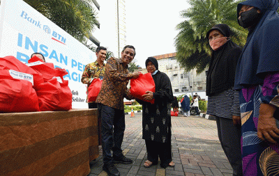 Direktur Utama Bank BTN Nixon LP Napitupulu didampingi Corporate Secretary Bank BTN Ramon Armando membagikan paket sembako.