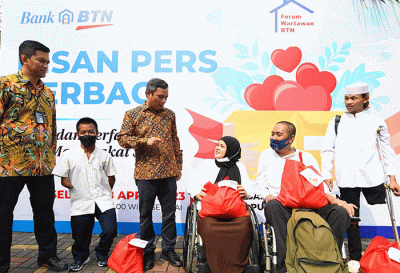 Direktur Utama Bank BTN Nixon LP Napitupulu didampingi Corporate Secretary Bank BTN Ramon Armando membagikan paket sembako.