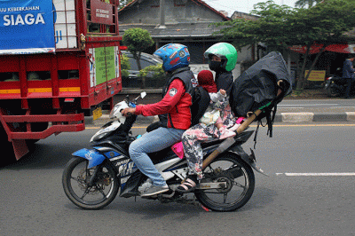 Pemudik roda dua memacu kecepatan di jalur Pantura, Kabupaten Karawang, Jawa Barat, Selasa (18/4/2023).