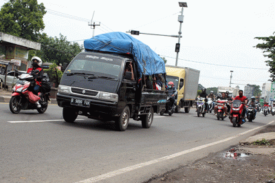 Pemudik roda dua memacu kecepatan di jalur Pantura, Kabupaten Karawang, Jawa Barat, Selasa (18/4/2023).