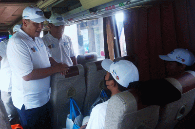 SEVP Business Support PTPN XII, Tri Septiono (tengah) menyapa pemudik ketika melepas keberangkatan Mudik Bersama BUMN 2023 di halaman PTPN XI di Suarabaya.