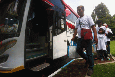 SEVP Business Support PTPN XII, Tri Septiono (tengah) menyapa pemudik ketika melepas keberangkatan Mudik Bersama BUMN 2023 di halaman PTPN XI di Suarabaya.