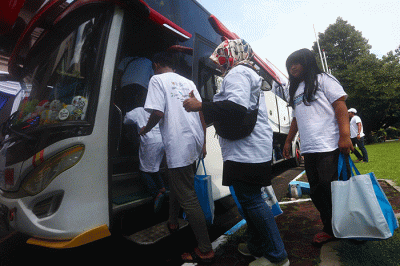 SEVP Business Support PTPN XII, Tri Septiono (tengah) menyapa pemudik ketika melepas keberangkatan Mudik Bersama BUMN 2023 di halaman PTPN XI di Suarabaya.