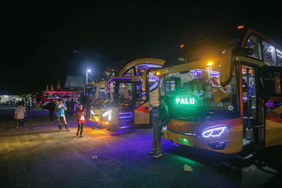 Sejumlah penumpang tengah menunggu pemberangkatan di Terminal Regional Daya, Makassar, Selasa (18/4/2023).