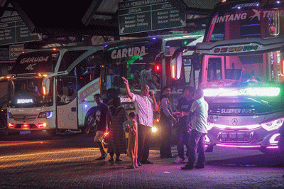 Sejumlah penumpang tengah menunggu pemberangkatan di Terminal Regional Daya, Makassar, Selasa (18/4/2023).