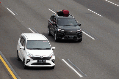 Kendaraan pemudik melintasi jalan Tol Jakarta - Cikampek di kawasan Karawang pada H-4 Lebaran, Selasa (18/4/2023).