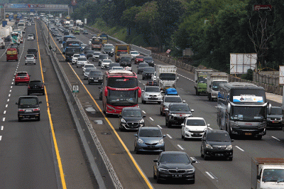 Kendaraan pemudik melintasi jalan Tol Jakarta - Cikampek di kawasan Karawang pada H-4 Lebaran, Selasa (18/4/2023).