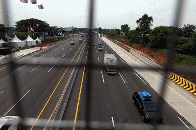 Kendaraan pemudik melintasi jalan Tol Jakarta - Cikampek di kawasan Karawang pada H-4 Lebaran, Selasa (18/4/2023).