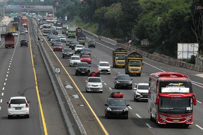 Kendaraan pemudik melintasi jalan Tol Jakarta - Cikampek di kawasan Karawang pada H-4 Lebaran, Selasa (18/4/2023).