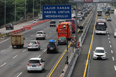 Kendaraan pemudik melintasi jalan Tol Jakarta - Cikampek di kawasan Karawang pada H-4 Lebaran, Selasa (18/4/2023).