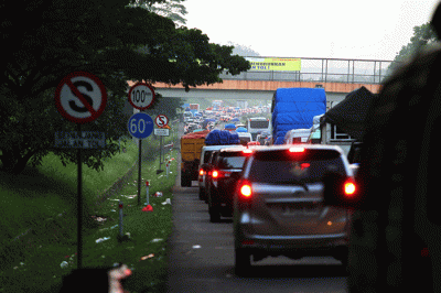 Deretan kendaraan pemudik saat terjebak kemacetan pada pagi hari di KM 73, Jalan Tol Cikampek-Palimanan (CIPALI), Jawa Barat, Rabu (19/4/2023).
