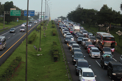 Deretan kendaraan pemudik saat terjebak kemacetan pada pagi hari di KM 73, Jalan Tol Cikampek-Palimanan (CIPALI), Jawa Barat, Rabu (19/4/2023).